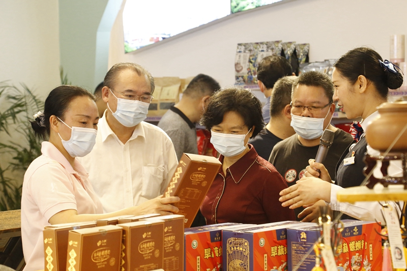 10.參觀那馬服務(wù)區(qū)扶貧產(chǎn)品展銷廳，此為廣西高速公路第一家扶貧產(chǎn)品展銷廳.JPG